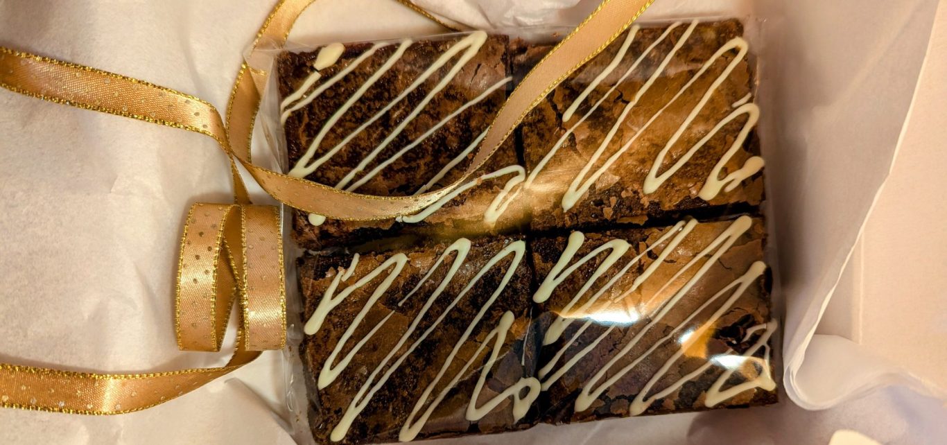 6 Brownies Photograph of 6 regular chocolate brownies