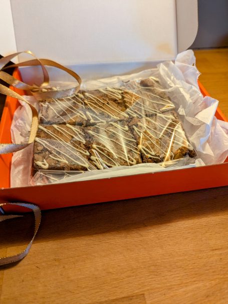 6 brownies wrapped in a gift box